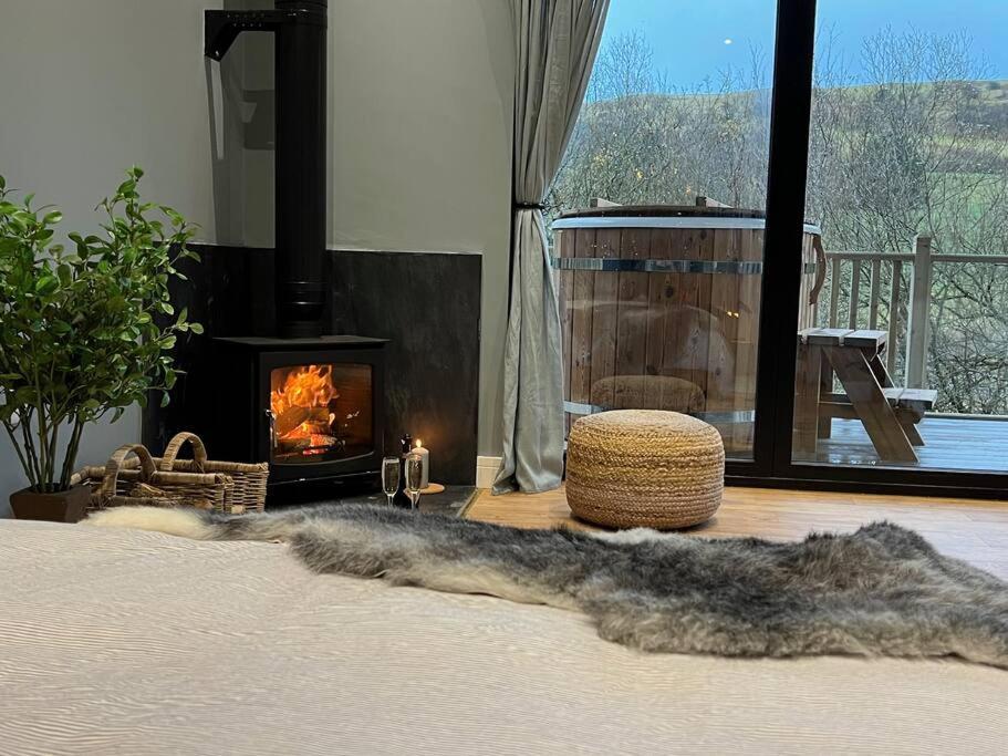 Luxury Lodge In The Treetops Llanbrynmair 外观 照片