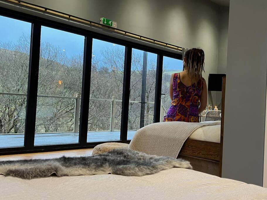 Luxury Lodge In The Treetops Llanbrynmair 外观 照片