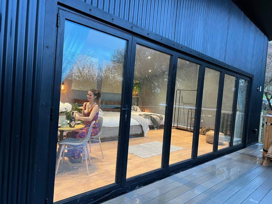 Luxury Lodge In The Treetops Llanbrynmair 外观 照片